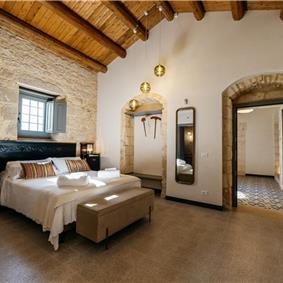  6 bedroom villa with heated pool in Modica, sleeps 18